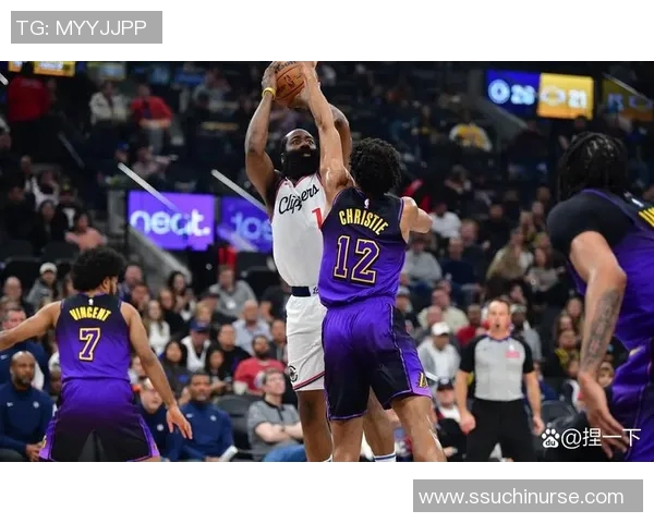 勇士与快船激战正酣精彩比赛直播全程回顾与分析 勇士与快船激战正酣精彩比赛直播全程回顾与分析