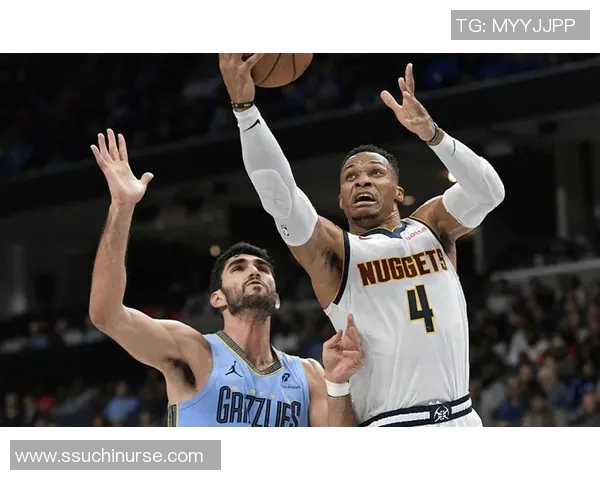 勇士与马刺激战11月19日NBA赛场精彩对决引发球迷热议 勇士与马刺激战11月19日NBA赛场精彩对决引发球迷热议